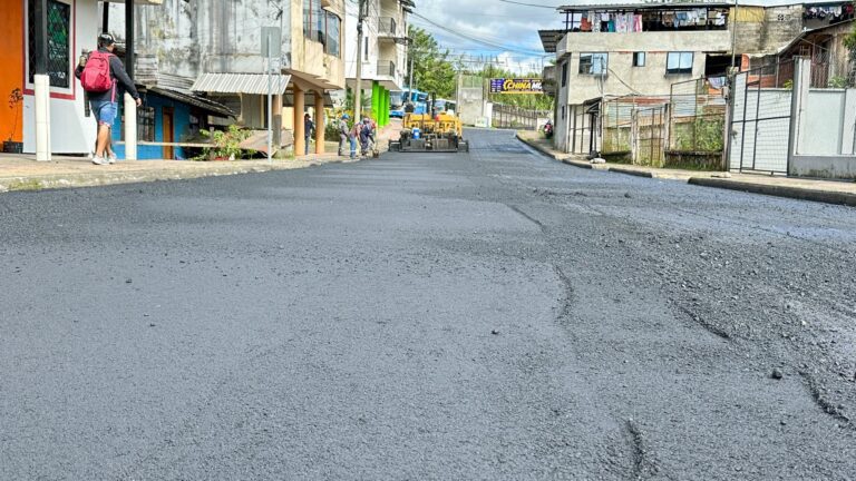 Proyecto de bacheo y recapeo continúa renovando las calles de Puyo